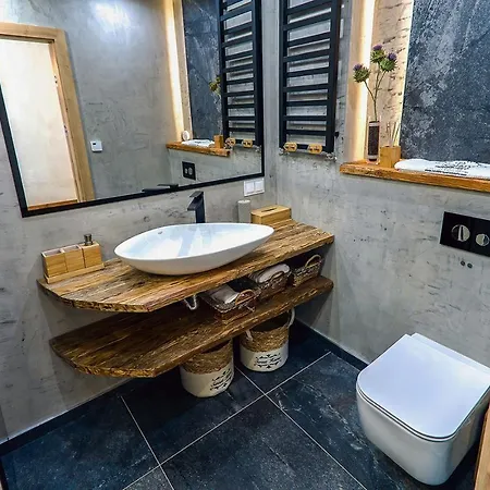 Jenny: Ski, Bike & Mountain Views